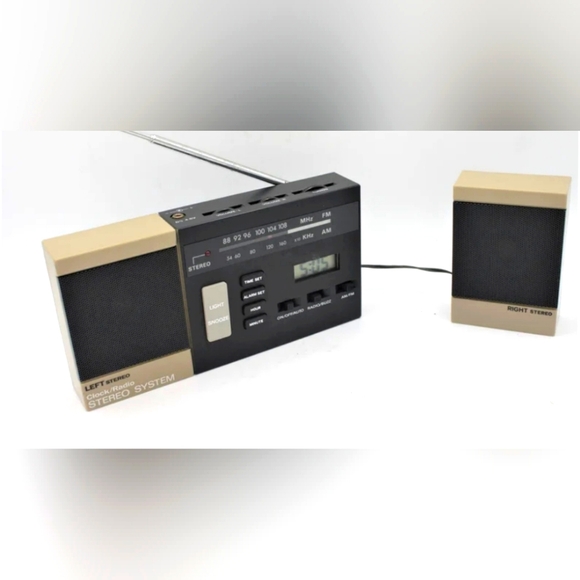 Mini Boombox Vintage Clock Radio - Picture 3 of 5